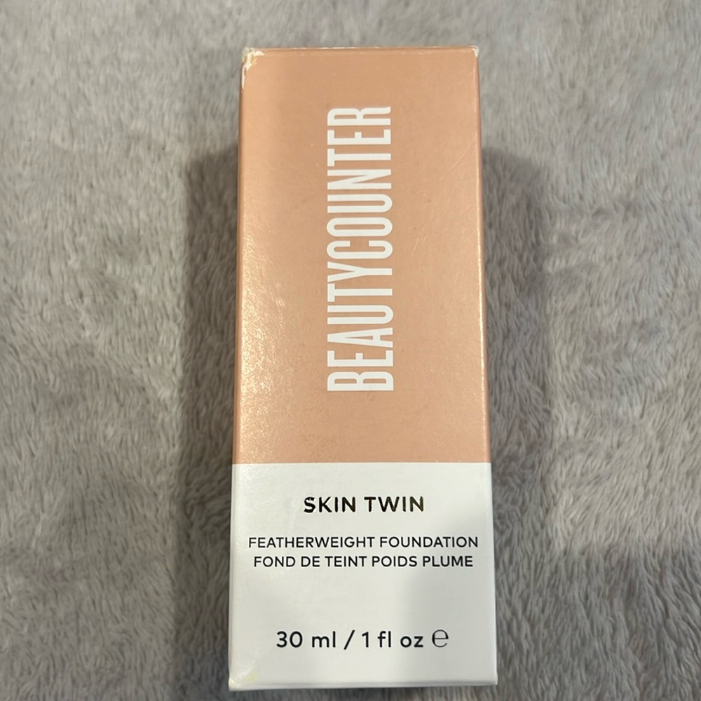 Beautycounter skin twin featherweight foundation in Light 210. New in box